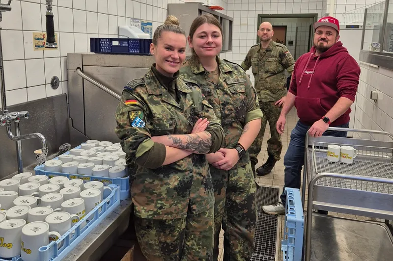 Unsere Mitarbeiter beim Geschirrspülen