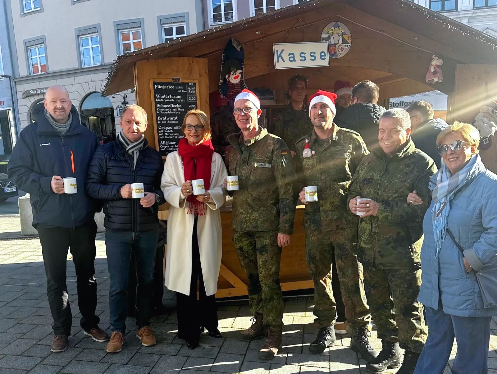Gäste bei der Eröffnung des Glühweinstandes der Bundeswehr
