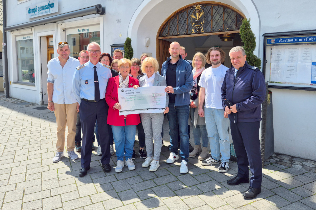 Scheckübergabe an Frau Breher in Landsberg